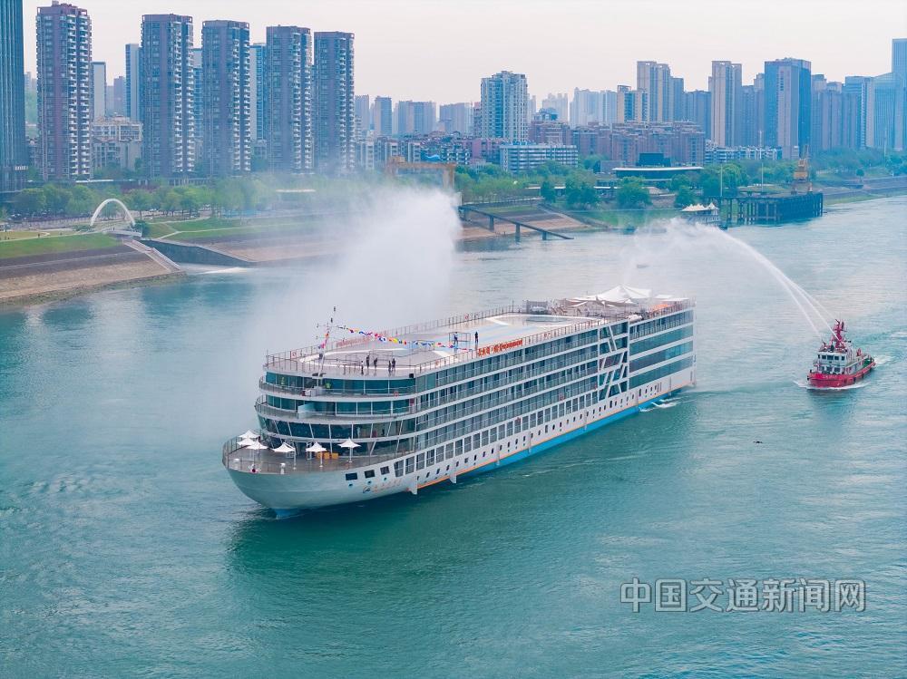 长江首艘空间智能游轮“长江行·揽月”轮建成抵港
